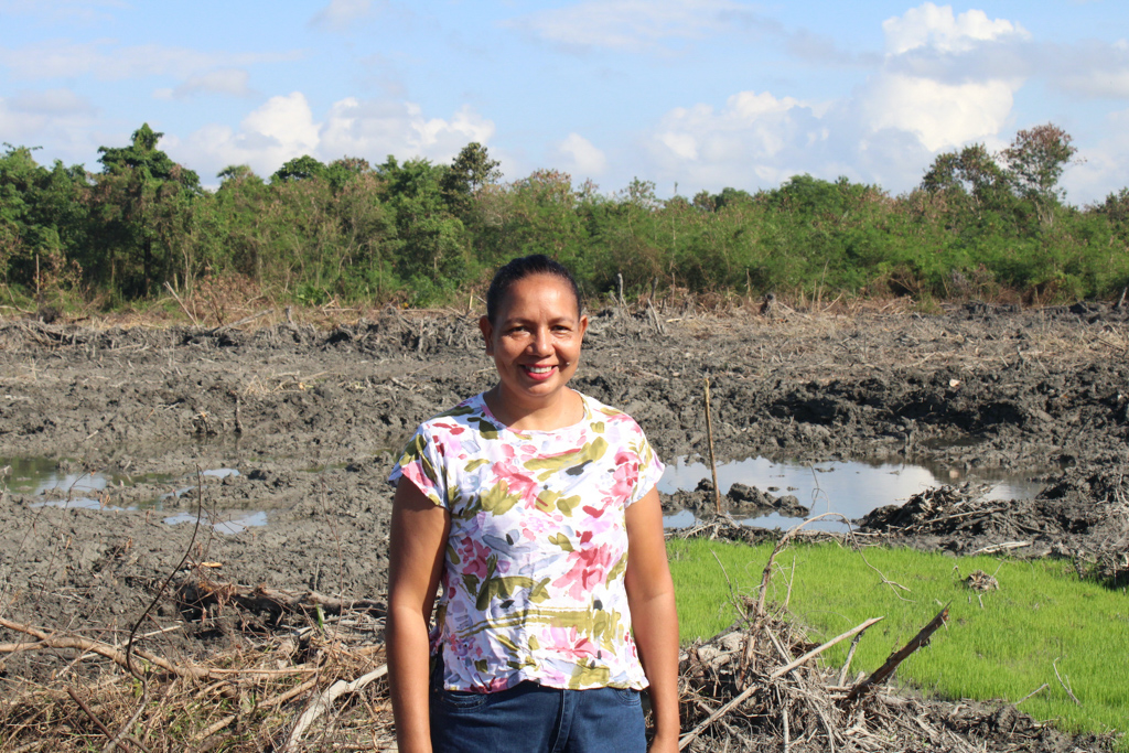 Edviges Fátima Isaac at the site of the future tilapia PPP hatchery in Colocao. Photo by Carlos Alves Almeida.