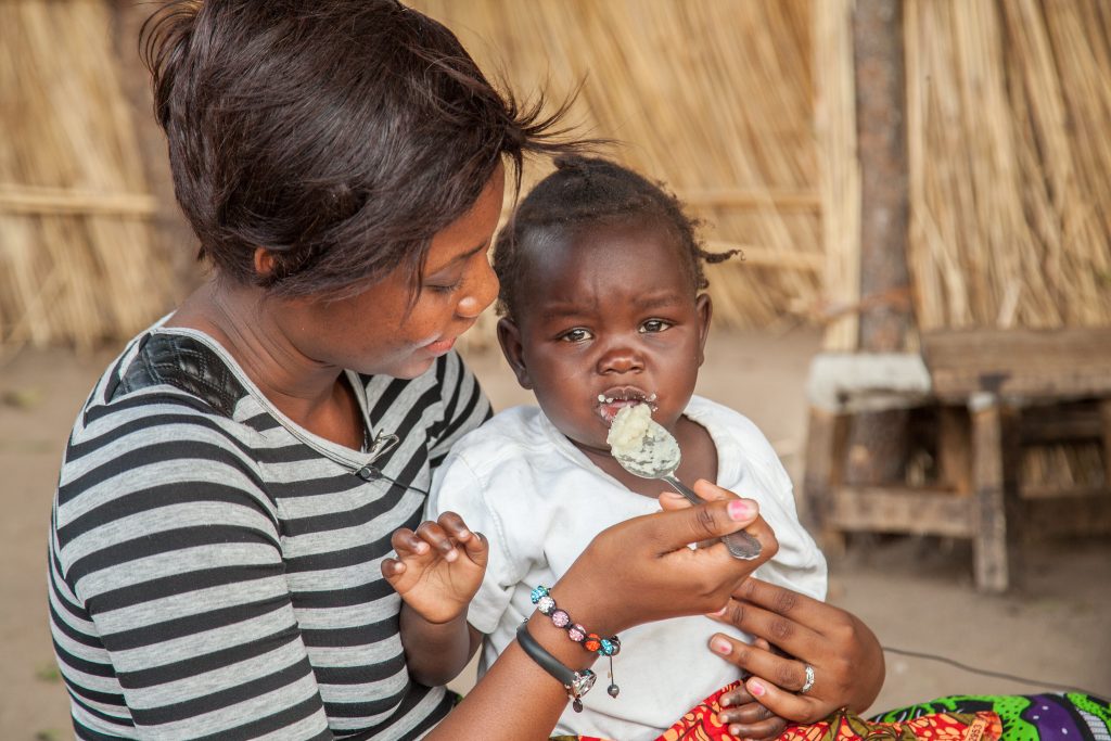 Angela Muyangana feeding the child of Namakando Mubiana