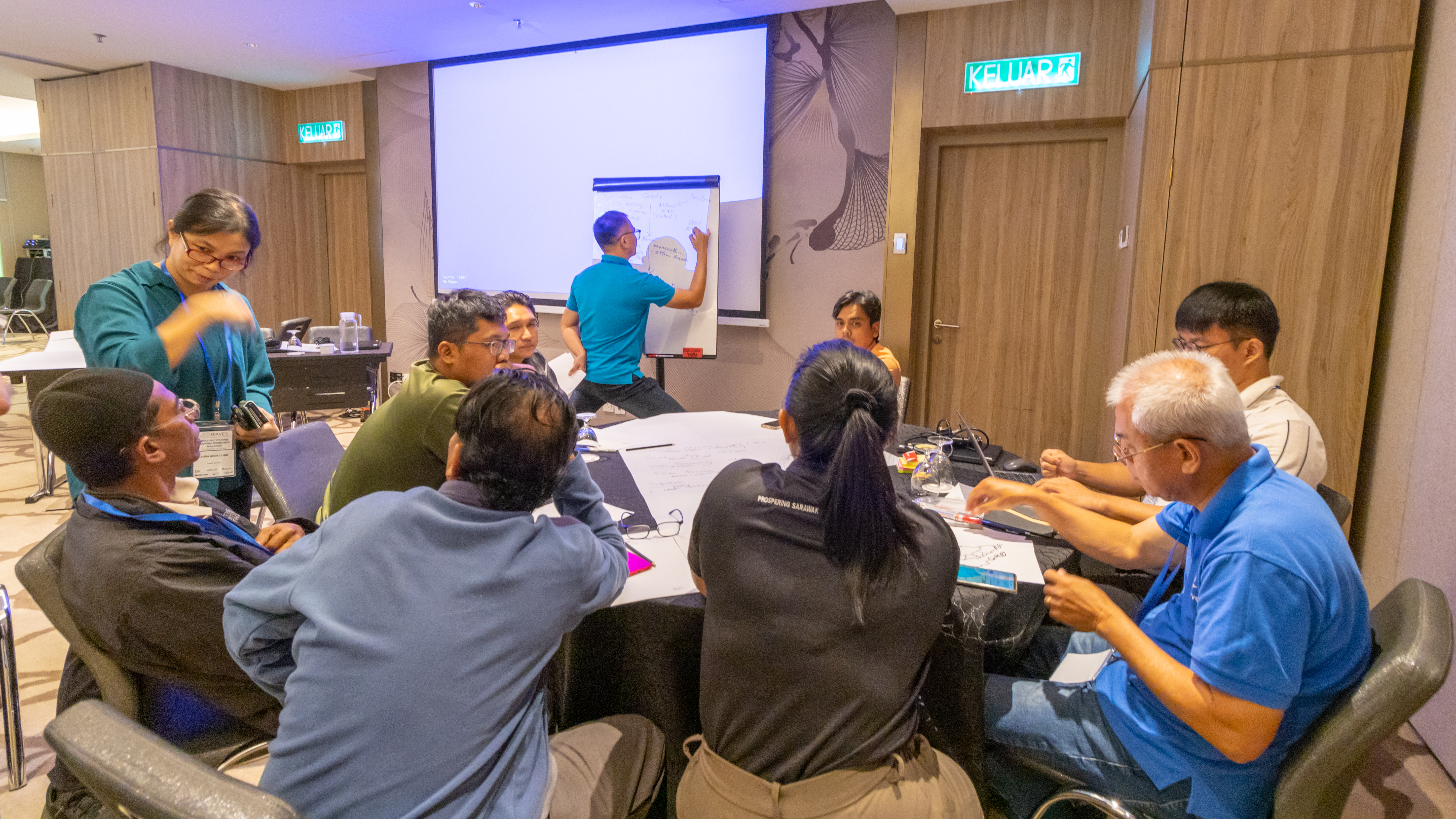 Participants from government, research and industry at the Malaysia-level Mollusc Systems Mapping Workshop, examining how to strengthen and adapt the country’s mollusc sector.