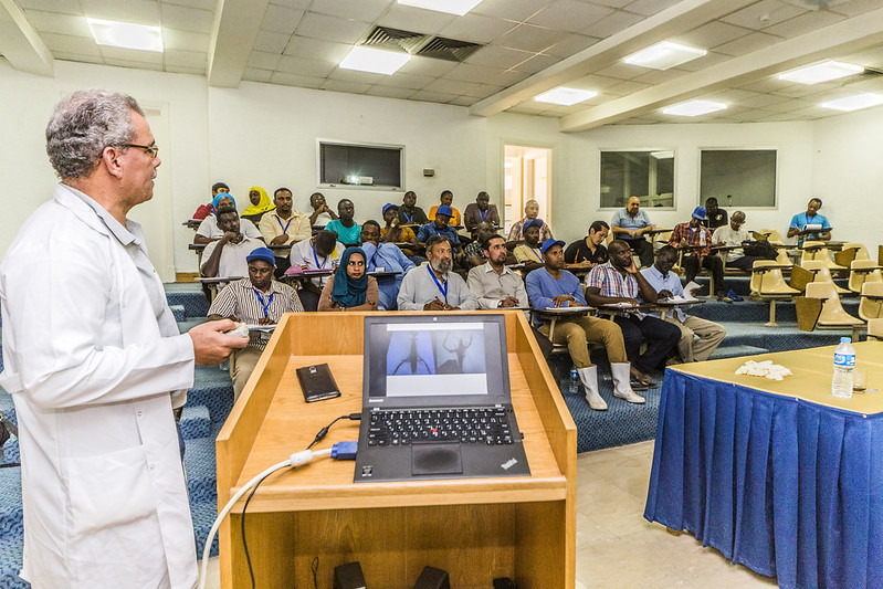WorldFish researcher delivering training to international trainees in Abbassa, Egypt. Photo: Sara Fouad
