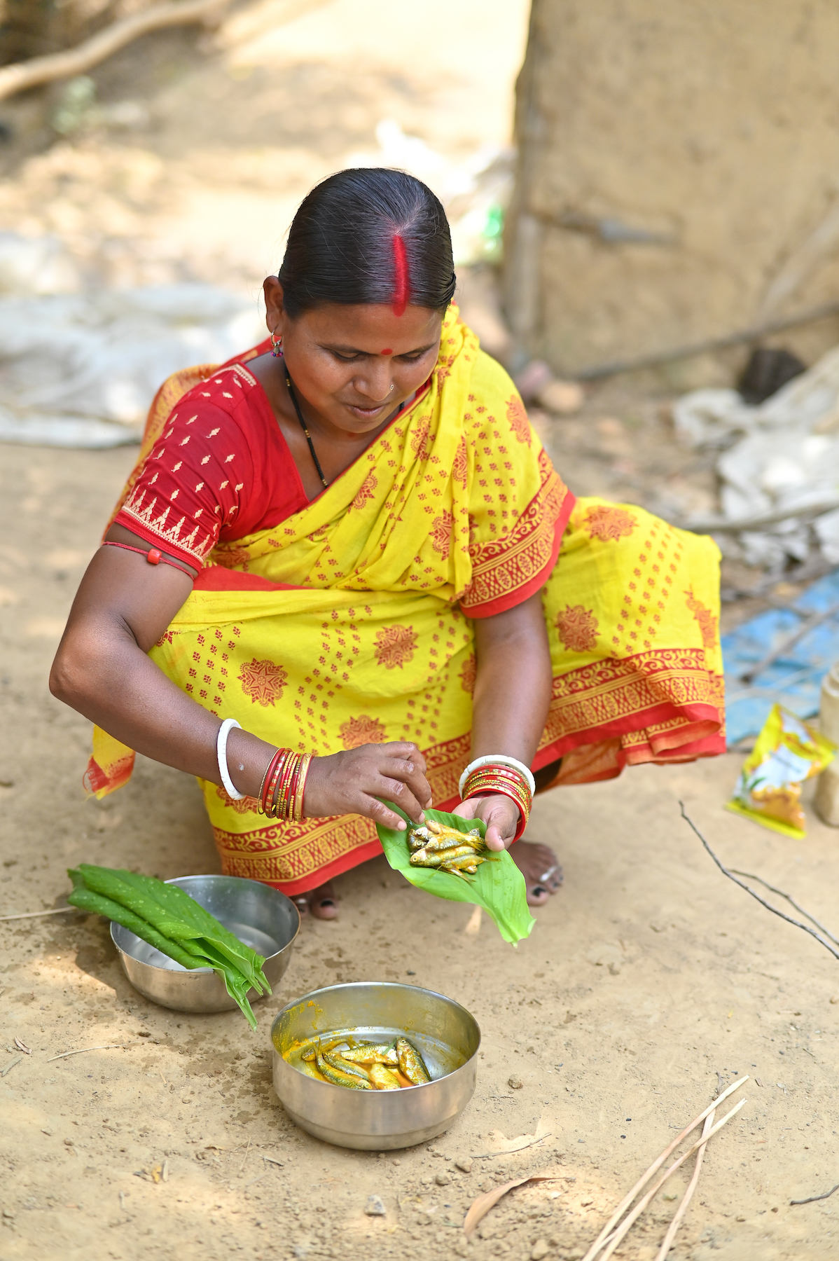 Gurubari Khilar and her two small children are now able to consume nutrient-dense mola on a regular basis. Photo: Sourabh Kumar Dubey