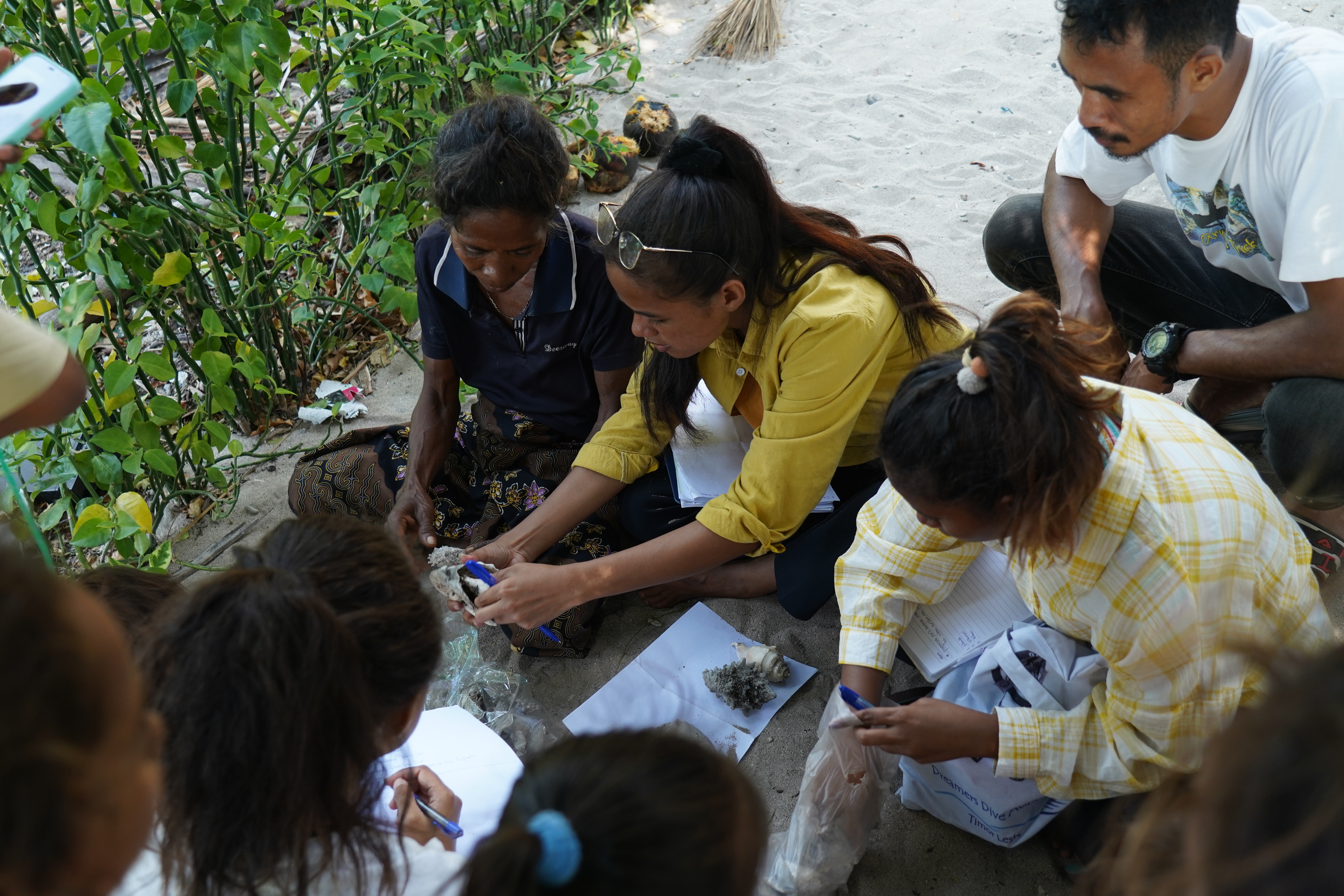 Gloria da Silva (middle) speaking with a woman gleaner during the five-day fieldwork training in Atekru, Atauro Island. Photo by Thomas Guery.