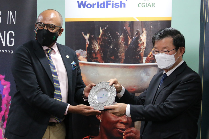 Penang Chief Minister Chow Kon Yeow receives a souvenir from WorldFish Interim Director General Essam Yassin Mohammed. Photo by Sean Lee Kuan Shern