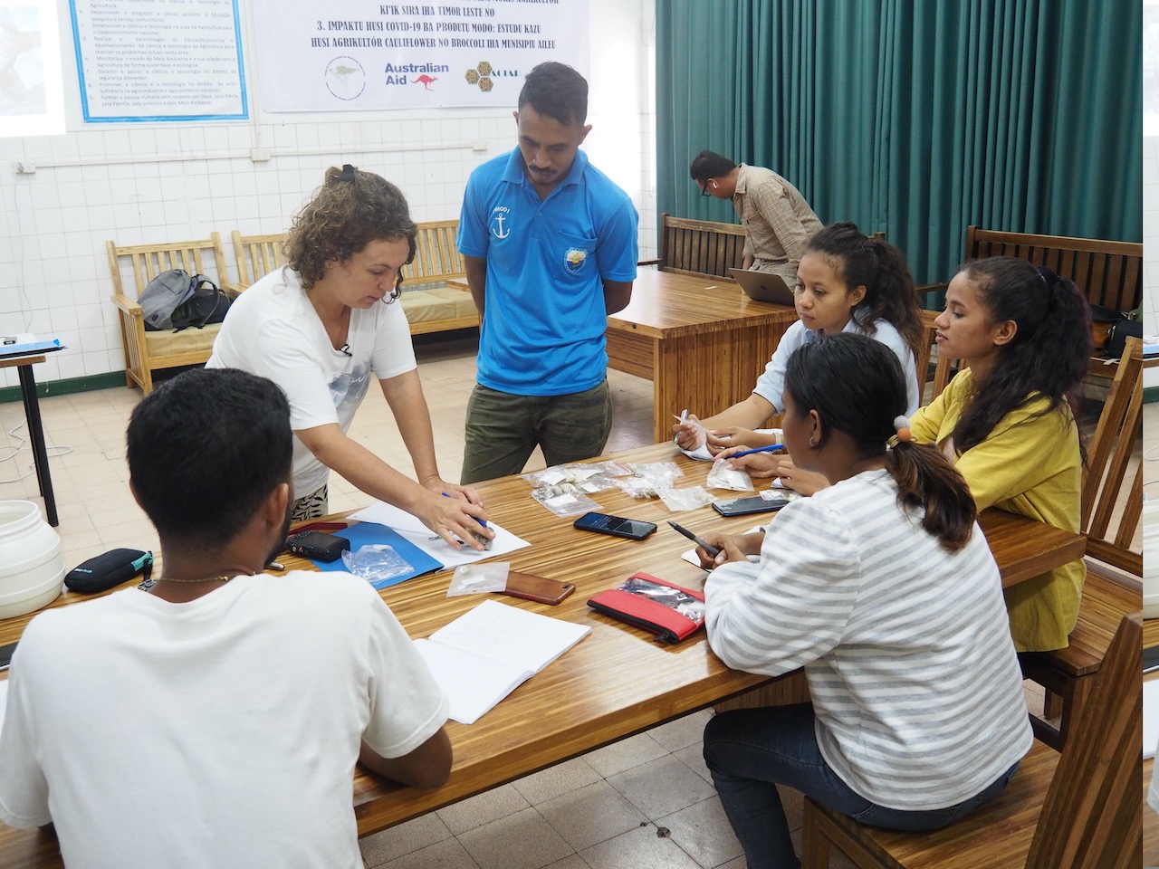 Dr. Ariadna Burgos leads a one-day workshop on marine invertebrates for six marine science students at the National University of Timor-Leste. Photo by Kate Bevitt.