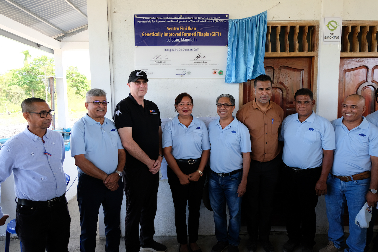 Dignitaries at the Colocau GIFT hatchery inauguration on 29 September 2023, including the New Zealand Ambassador to Timor-Leste Philip Hewitt (third from left), hatchery owner Edviges Izaac Fatima (fourth from left) and Minister for Agriculture, Livestock, Fisheries, and Forestry Marcus da Cruz (third from right). 