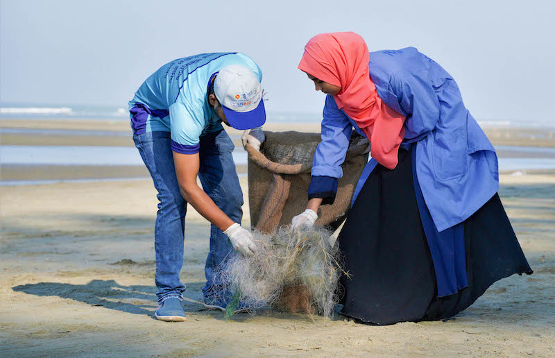 The Blue Guards is a youth-led beach cleanup effort focused on conserving marine biodiversity under the USAID-funded ECOFISH II project. Photo: Asad/WorldFish