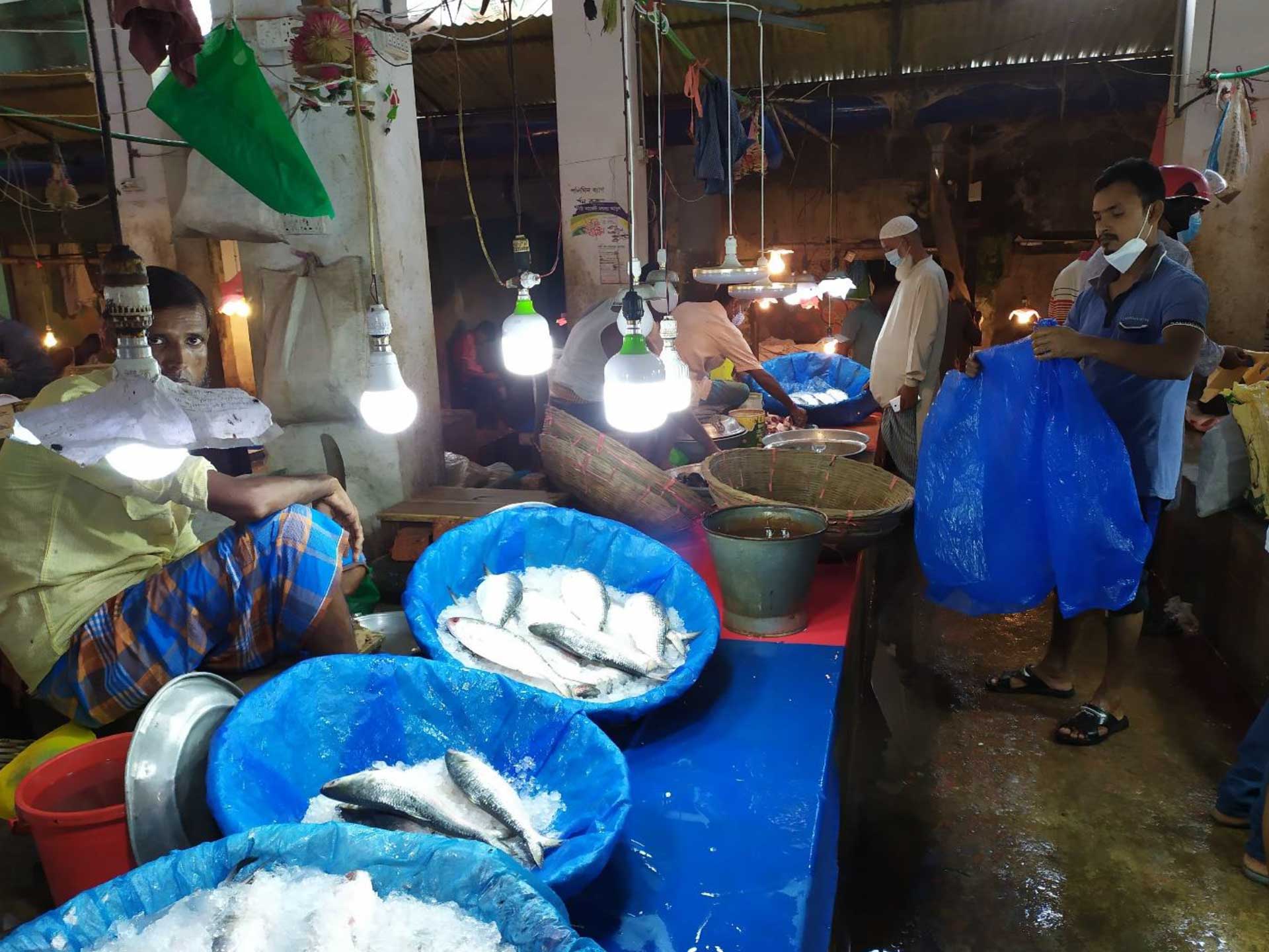 Fish retail market in Mymensingh city with few customers during the COVID-19 pandemic (August 8, 2020) - Photo: M. Mahfujul Haque.