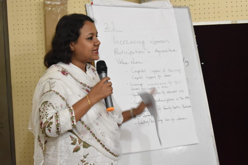 Shahnaz Afroz Shahin, agriculture department head of Bank Asia facilitated the group discussion on Social, Gender and Economic Inclusion. Photo by Maherin Ahmed/WorldFish 