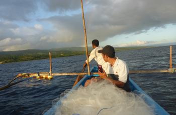 Ililai and Binagua fishermen inspecting the Ililai FAD. Photo by Agustinha Duarte, WorldFish