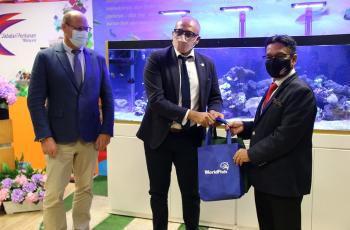 WorldFish Interim Director General Essam Yassin Mohammed hands the Acting Director General of the Department of Fisheries a bag of WorldFish souvenirs while WorldFish Interim Director for Science and Research Eddie Allison looks ons. Photo by Sean Lee Kuan Shern 