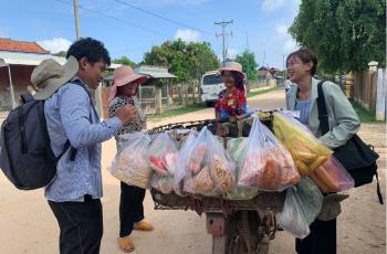 Enumerators interviewing a mobile vendor who travels from Vietnam to Cambodia every day to sell vegetables in Svay Rieng province, Cambodia. Photo by Shreya Chitnavis, WorldFish.  