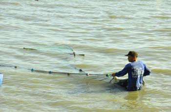 Fisher hauling his net, Baybayin, Los Banos, Laguna, Philippines. Photo by Aisa Santos.