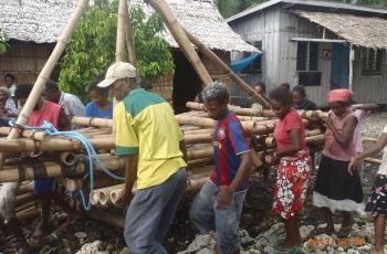 Community helping out to carry FAD rafter, Langalanga Lagoon, Solomon Islands. Photo by Grace Orirana.