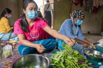 A female participant cutting spinach for cooking competition during the Nutrition month celebration in Pinlaung, Shan. Photo supplied by WorldFish.