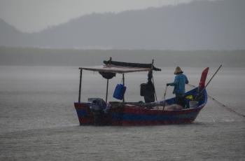 Protecting and enforcing inshore exclusive zones for small-scale fisheries. Photo by Hong Chern Wern, WorldFish. 
