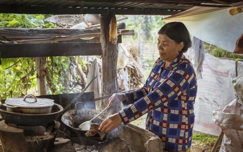 A woman cooks fresh nutritious fish for lunch in Boeing Kampen, Cambodia. Photo by Fani Llauradó.