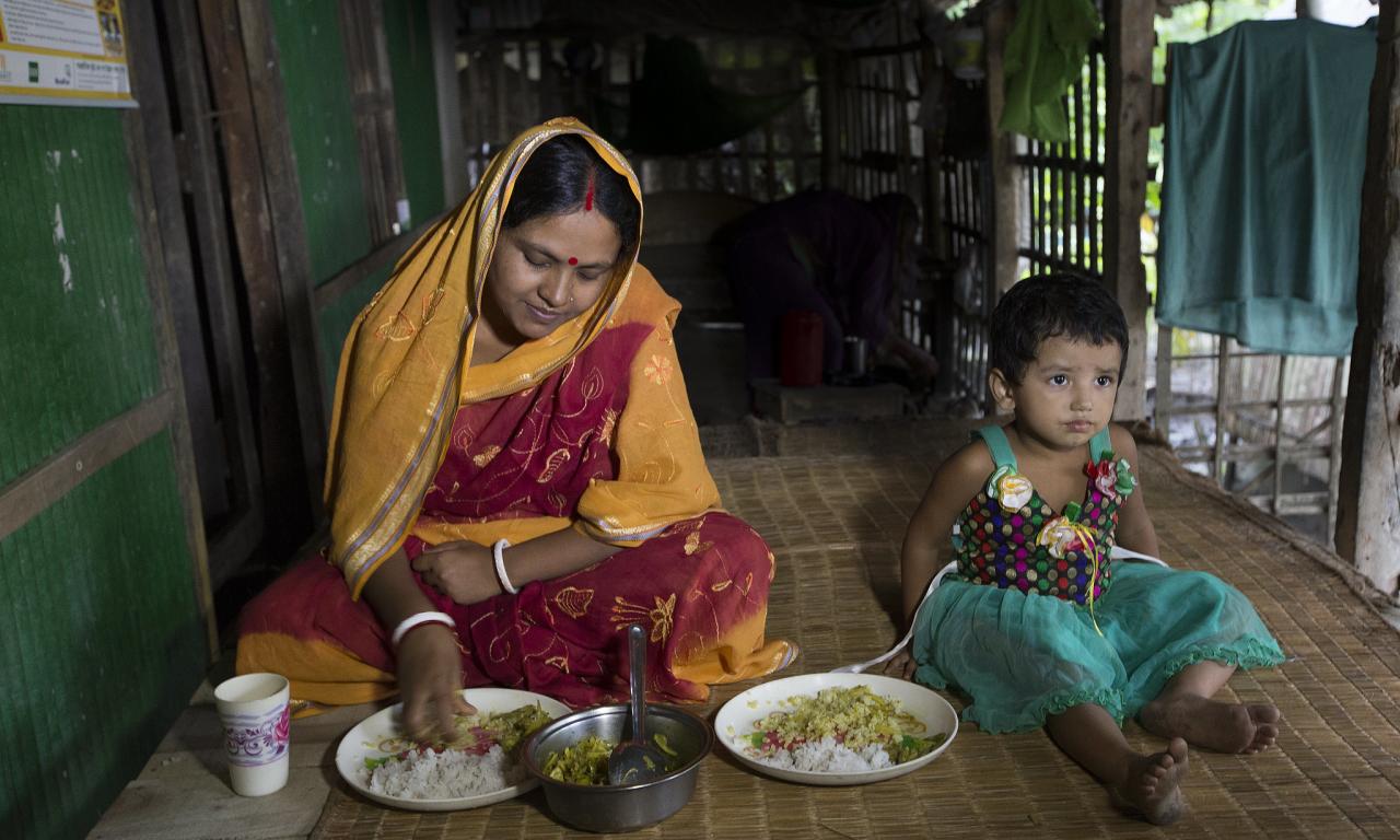 A woman and her daughter eat a healthy meal in Khulna, Bangladesh. Photo by Yousuf Tushar.