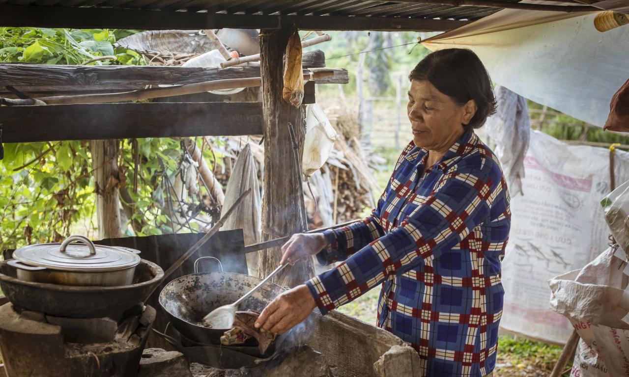 A woman cooks fresh nutritious fish for lunch in Boeing Kampen, Cambodia. Photo by Fani Llauradó.