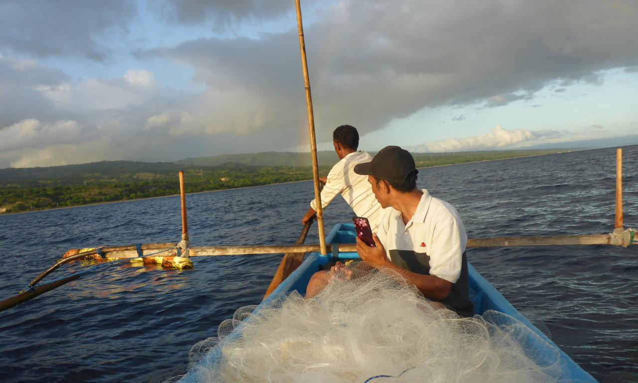 Ililai and Binagua fishermen inspecting the Ililai FAD. Photo by Agustinha Duarte, WorldFish