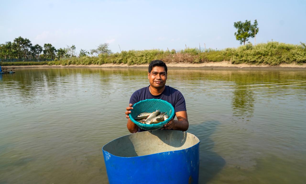 A farmer with G3 rohu fingerlings ready for stocking in his pond. Harun Or Rashid_WorldFish