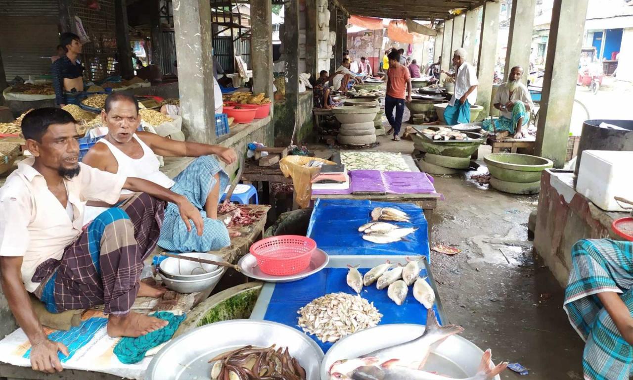 Small quantities of fish on sale, few customers present, and little PPE being worn at retail market in Muktagacha town, Mymensingh (August 8, 2020) - Photo: M. Mahfujul Haque.